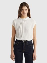 Benetton Bluzka w kolorze białym rozmiar: XL. Białe bluzki Benetton, xl, bez wzorów, z wiskozy, bez kołnierzyka, bez ramiączek. Za 106.13 zł.