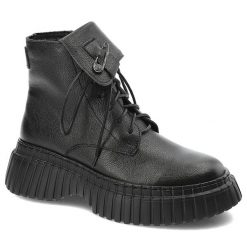 Czarne Botki Armodo Eleganckie Obuwie Damskie Z Broszką. Czarne botki Armodo, bez wzorów, ze skóry, bez obcasa, bez zapięcia. Za 369.00 zł.