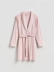 Miękki szlafrok z paskiem - pastelowy róż. Czerwone szlafroki Reserved, l, bez wzorów, z dzianiny, bez ramiączek, bez kaptura. Za 129.99 zł.