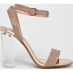 Steve Madden - Sandały Crysler. Czerwone sandały Steve Madden, bez wzorów, z materiału, z okrągłym noskiem, bez obcasa, na obcasie, bez zapięcia. W wyprzedaży za 399.90 zł.
