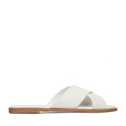 Klapki JENNY. Białe klapki Jenny, bez wzorów, bez obcasa. Za 69.99 zł.