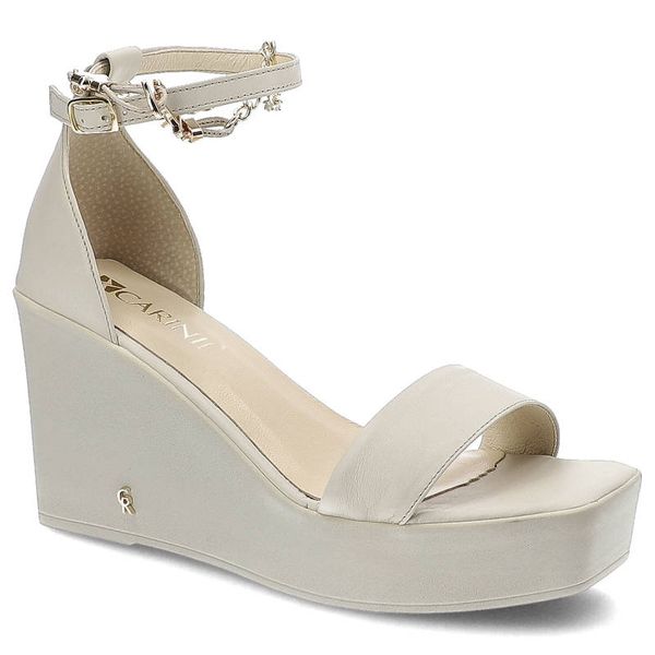 Sandały damskie Carinii, naturalna skóra licowa z gładką cholewką na paskach regulowanym zapięciem przy kostce z ozdobnym łańcuszkiem, bez, B8032_-77. Brązowe sandały Carinii, bez wzorów, ze skóry, bez obcasa, na koturnie, bez zapięcia. Za 245.00 zł.