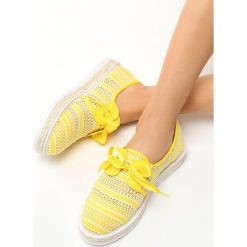 Żółte Espadryle Americanos. Żółte espadryle Born2be, bez wzorów, ze skóry, bez obcasa, na platformie, bez zapięcia. Za 29.99 zł.