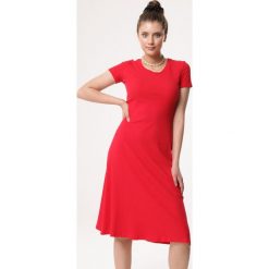 Czerwona Sukienka Assistance. Czerwone sukienki Born2be, na lato, l, bez wzorów, z dzianiny, bez kołnierzyka, bez ramiączek, midi. Za 59.99 zł.