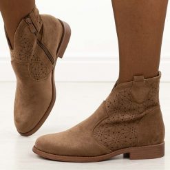 Coffee jesienne zamszowe ażurowe botki damskie S.Barski 52-532. Botki S.BARSKI, na jesień, w ażurowe wzory, z jeansu, z okrągłym noskiem, bez obcasa, na płaskiej podeszwie, bez zapięcia. Za 219.00 zł.