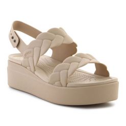 Sandały Crocs Brooklyn Woven Low Wedge 209977-212 beżowy. Brązowe sandały bez wzorów, eleganckie, bez obcasa, na koturnie, bez zapięcia. Za 367.32 zł.
