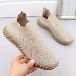 Buty sportowe damskie wsuwane z cyrkoniami beżowe D&A TW121. Brązowe obuwie sportowe S.BARSKI, z materiału, bez zapięcia. Za 84.00 zł.