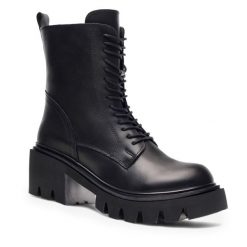 Botki Badura. Czarne botki Badura, bez wzorów, bez obcasa, na słupku, bez zapięcia. Za 429.99 zł.