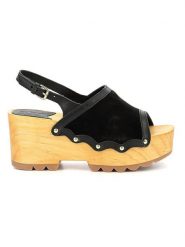 Kickers Skórzane sandały "Kick Wedge Wood" w kolorze czarnym rozmiar: 40. Czarne sandały Kickers, bez wzorów, z otwartym noskiem, bez obcasa, na koturnie, bez zapięcia. Za 243.27 zł.