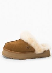 UGG W DISQUETTE Kapcie damskie brązowe. Brązowe obuwie domowe UGG, bez wzorów, bez zapięcia. Za 523.99 zł.