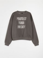 Dresowa bluza crewneck z błyszczącym napisem - szary. Szare bluzy sportowe Sinsay, l, bez wzorów, z dresówki, bez kaptura. Za 59.99 zł.