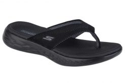 Sandały Kobieta Skechers On The Go 600 Flourish czarny. Czarne sandały Skechers, bez wzorów, z materiału, bez obcasa, bez zapięcia. Za 199.99 zł.