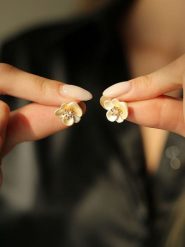 Pierres delicates Pozłacane kolczyki-wkrętki z cyrkoniami rozmiar: onesize. Żółte kolczyki Pierres delicates, z cyrkonią, pozłacane. Za 39.99 zł.