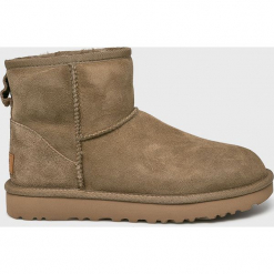 UGG - Buty Mini II. Czarne botki UGG, bez wzorów, z futra, bez obcasa, na obcasie, bez zapięcia. Za 749.90 zł.