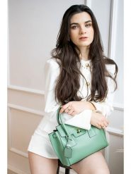 Victor & Hugo Paris Skórzana torebka "Jeny" w kolorze zielonym - 25 x 19 x 7 cm rozmiar: onesize. Zielone torby na ramię Victor & Hugo Paris, bez wzorów, z materiału, przez ramię, bez dodatków. Za 347.99 zł.