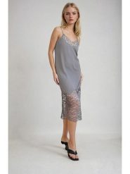 Monki Sukienka w kolorze szarym rozmiar: 42. Szare sukienki Monki, na co dzień, bez wzorów, z koronki, bez kołnierzyka, bez ramiączek, midi, proste. Za 43.99 zł.