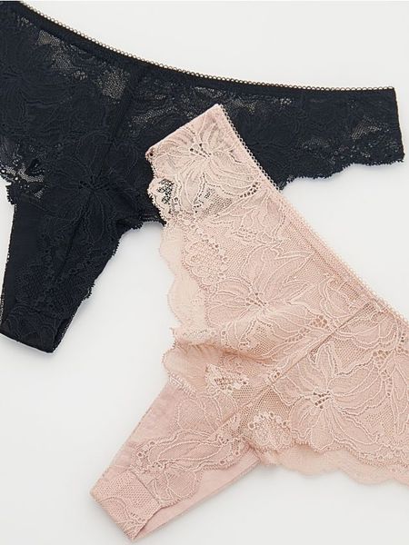 Majtki typu stringi 2 pack - brudny róż. Czerwone stringi Reserved, bez wzorów. Za 49.99 zł.