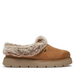 Kapcie Skechers. Brązowe obuwie domowe Skechers, bez wzorów, bez zapięcia. Za 199.99 zł.