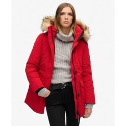 Parka z kapturem z futerka sztucznego Everest. Czerwone parki Superdry, eleganckie, z kapturem. W wyprzedaży za 544.60 zł.