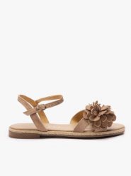 Jasnobrązowe sandały z kwiatem. Brązowe sandały Ryłko, bez wzorów, ze skóry, eleganckie, z okrągłym noskiem, bez obcasa, na płaskiej podeszwie, bez zapięcia. Za 379.99 zł.