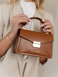 Lia Biassoni Skórzana torebka w kolorze jasnobrązowym - 20 x 14 x 7 cm rozmiar: onesize. Brązowe torby na ramię Lia Biassoni, bez wzorów, z materiału, przez ramię, bez dodatków. Za 217.99 zł.