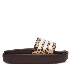 Klapki adidas. Brązowe klapki Adidas, bez wzorów, bez obcasa. Za 239.99 zł.