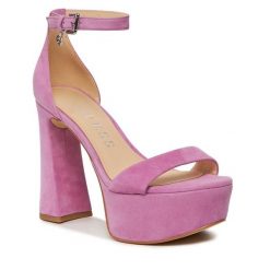 Sandały Guess. Czerwone sandały Guess, z aplikacjami, bez obcasa, na słupku, bez zapięcia. Za 599.99 zł.