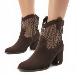 Botki damskie Karino, ze skóry naturalnej zamszowej z elastycznymi wstawkami z ażurowym wzorem po bokach, brązowe, 5912/008-P Mokka/Welur. Brązowe botki Karino, w ażurowe wzory, ze skóry, bez obcasa, bez zapięcia. Za 659.00 zł.