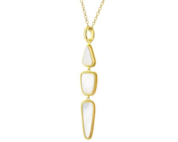 Naszyjnik z mosiądzu pozłacany z masą perłową. Białe naszyjniki Artelioni, z perłą, pozłacane. Za 249.00 zł.