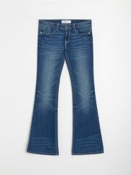 Jeansy flare z efektem sprania low waist - granatowy. Niebieskie jeansy Sinsay, bez wzorów. Za 69.99 zł.