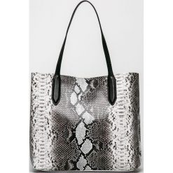 Pieces - Torebka. Białe shopper Pieces, bez wzorów, z materiału, casualowe, na ramię, duże, z nadrukiem, bez dodatków. W wyprzedaży za 119.90 zł.