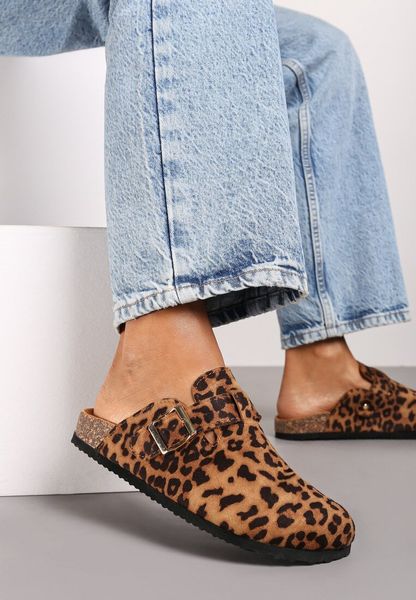 Brązowe Klapki w Panterkę na Płaskiej Podeszwie z Korka z Klamerką i Okrągłym Noskiem Shamsa. Brązowe klapki Renee, bez wzorów, z okrągłym noskiem, bez obcasa, na płaskiej podeszwie. Za 89.99 zł.