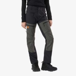 Spodnie outdoor hiking junior Swedemount Lofoten Stretch Pants szybkoschnące. Czarne spodnie sportowe SWEDEMOUNT, na lato, m, bez wzorów, outdoorowe. W wyprzedaży za 296.99 zł.
