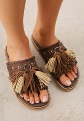 Ciemnobrązowe Płaskie Klapki Boho VICES z Imitacji Zamszu Zdobione Frędzlami Krili. Brązowe klapki Born2be, z aplikacjami, z jeansu, bez obcasa, na płaskiej podeszwie. Za 119.99 zł.