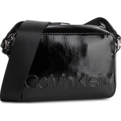 Torebka CALVIN KLEIN - Edged Camera Bag S K60K605117 001. Czarne listonoszki Calvin Klein, bez wzorów, ze skóry ekologicznej, bez dodatków. W wyprzedaży za 259.00 zł.