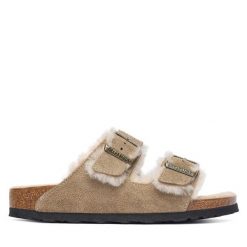 Klapki Birkenstock. Brązowe klapki Birkenstock, bez wzorów, bez obcasa. Za 749.99 zł.