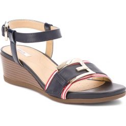 Sandały GEOX - D Marykarmen D D828QD 05402 C4181 Navy/White/Red. Niebieskie sandały Geox, z aplikacjami, z materiału, bez obcasa, na obcasie, bez zapięcia. W wyprzedaży za 299.00 zł.