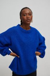 Sweter oversize z bufiastym rękawem SAPPHIRE BLUE - RIVERO-UNI. Niebieskie golfy Marsala, na lato, bez wzorów, z wełny, bez ramiączek. Za 249.90 zł.