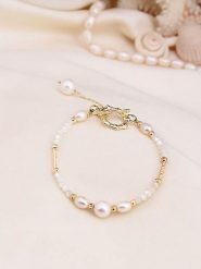 Pierres de Jade Pozłacana bransoletka z perłami rozmiar: onesize. Białe bransoletki Pierres de Jade, z perłą, pozłacane. Za 88.64 zł.