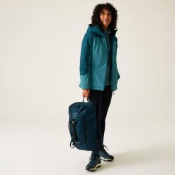 Kurtka damska przejściowa ocieplana przeciwdeszczowa Maldeine. Niebieskie kurtki sportowe Regatta, bez wzorów, z puchu, bez kaptura, trekkingowe. Za 599.99 zł.