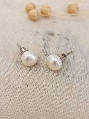 Atelier MIU Pozłacane kolczyki-wkrętki z masą perłową rozmiar: onesize. Brązowe kolczyki Atelier MIU, z perłą, pozłacane. Za 83.22 zł.