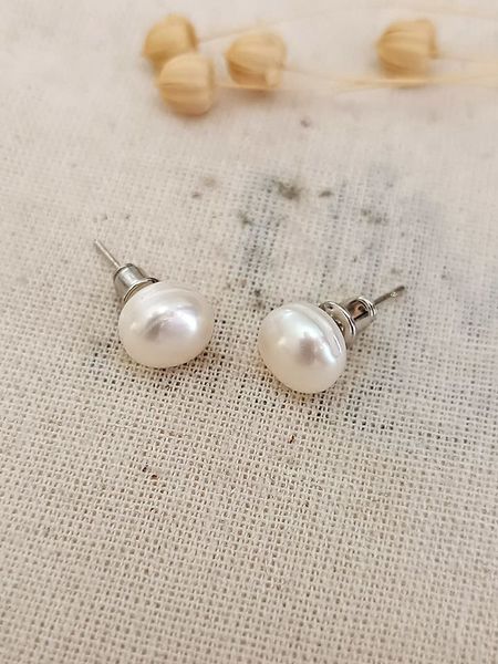 Atelier MIU Pozłacane kolczyki-wkrętki z masą perłową rozmiar: onesize. Brązowe kolczyki Atelier MIU, z perłą, pozłacane. Za 83.22 zł.