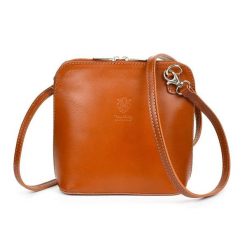 Listonoszka Vera Pelle kamelowa K03. Torebki klasyczne bez wzorów, z lakierowanej skóry, małe, lakierowane, bez dodatków. Za 120.99 zł.