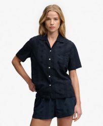 Superdry Koszula Heritage Broderie krótki rękaw z bawełny organicznej. Niebieskie koszule Superdry, z aplikacjami, z bawełny, klasyczne, bez kołnierzyka, bez ramiączek. Za 271.45 zł.