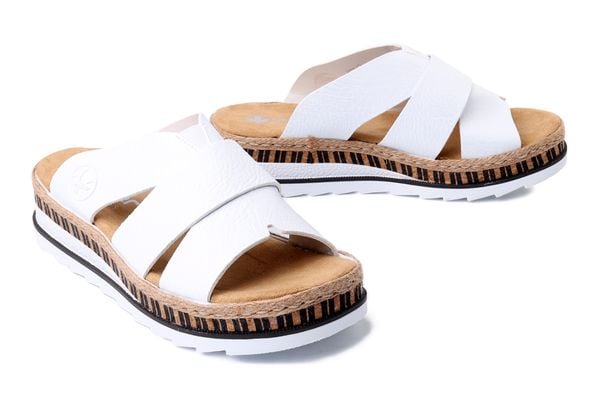 Rieker V7989-80 white, klapki damskie. Białe klapki Rieker, bez wzorów, bez obcasa, na koturnie. Za 254.92 zł.