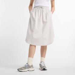 Spódnica damska New Balance WK51551GYM – szara. Szare spódnice New Balance, m, bez wzorów, z bawełny, klasyczne, midi, dopasowane. Za 229.99 zł.