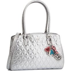Torebka GUESS - Tabbi (MY) HWMY71 81080 SIL. Szare torebki klasyczne Guess, z aplikacjami, z materiału, bez dodatków. W wyprzedaży za 379.00 zł.