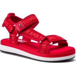 Sandały TOMMY JEANS - Mesh Webbing Sporty Sandal EN0EN00568 Tango Red 611. Czerwone sandały Tommy Jeans, bez wzorów, z jeansu, sportowe, bez obcasa, bez zapięcia. W wyprzedaży za 279.00 zł.