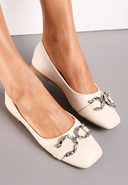 Beżowe Wsuwane Balerinki z Metalową Ozdobą i Kwadratowym Noskiem Vanle. Brązowe baleriny Renee, z aplikacjami, ze skóry ekologicznej, bez obcasa, na płaskiej podeszwie. Za 39.99 zł.