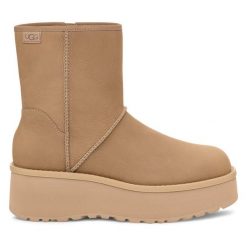 Botki Ugg. Brązowe botki UGG, bez wzorów, bez obcasa, na koturnie, bez zapięcia. Za 749.99 zł.